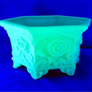 Vintage Fenton Uranium Custard Glass Daffodil Vase